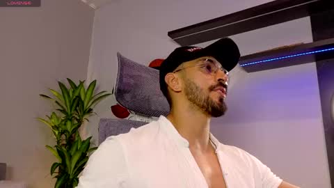 Snapshot of tony_muscle1 chatting on May 9, 8:03 pm tony muscle1 online show from May 9, 8:03 pm