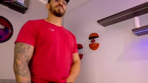 Snapshot of tony_muscle1 chatting on May 14, 8:26 pm tony muscle1 online show from May 14, 8:26 pm