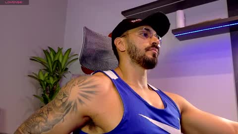 Snapshot of tony_muscle1 chatting on May 16, 10:58 am tony muscle1 online show from May 16, 10:58 am
