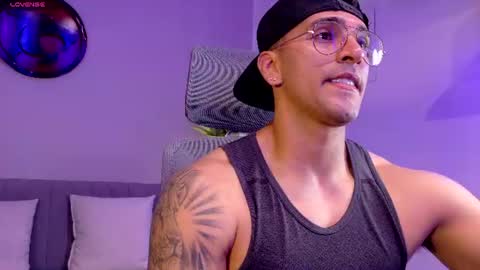 Snapshot of tony_muscle1 chatting on June 16, 6:54 pm tony muscle1 online show from June 16, 6:54 pm