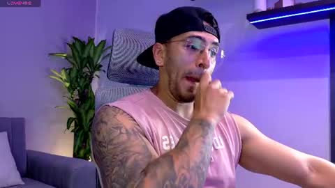 Snapshot of tony_muscle1 chatting on June 25, 6:56 pm tony muscle1 online show from June 25, 6:56 pm