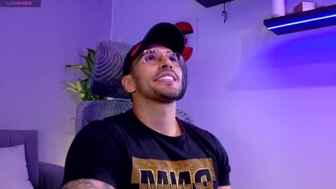 Snapshot of tony_muscle1 chatting on June 27, 9:42 pm tony muscle1 online show from June 27, 9:42 pm