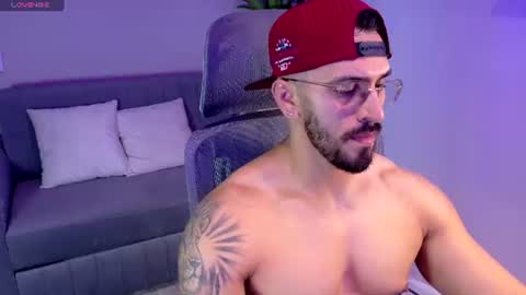 Snapshot of tony_muscle1 chatting on July 25, 10:46 am tony muscle1 online show from July 25, 10:46 am