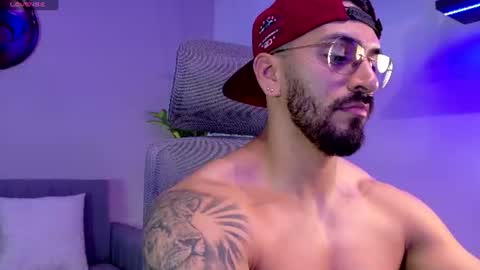 Snapshot of tony_muscle1 chatting on July 27, 7:10 pm tony muscle1 online show from July 27, 7:10 pm
