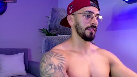 Snapshot of tony_muscle1 chatting on July 29, 7:01 pm tony muscle1 online show from July 29, 7:01 pm