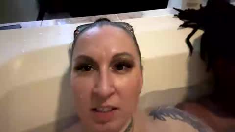 Snapshot of toochillcouple420 chatting on October 4, 6:33 am toochillcouple420 online show from October 4, 6:33 am