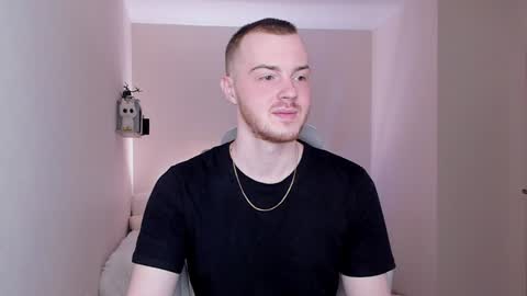 Snapshot of toohornyserj chatting on December 25, 1:31 am toohornyserj online show from December 25, 1:31 am