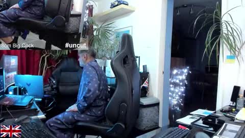 Snapshot of topalphaboss chatting on October 18, 5:32 am topalphaboss online show from October 18, 5:32 am