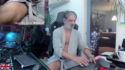 Snapshot of topalphaboss chatting on December 16, 12:59 am topalphaboss online show from December 16, 12:59 am