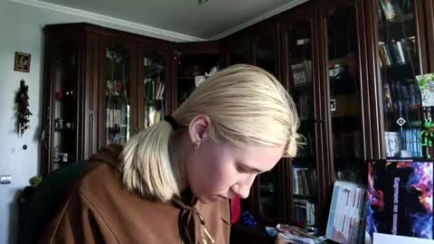Snapshot of tranhardisty chatting on May 22, 9:15 am Lesly online show from May 22, 9:15 am