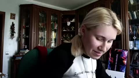 Snapshot of tranhardisty chatting on June 10, 8:24 am Lesly online show from June 10, 8:24 am