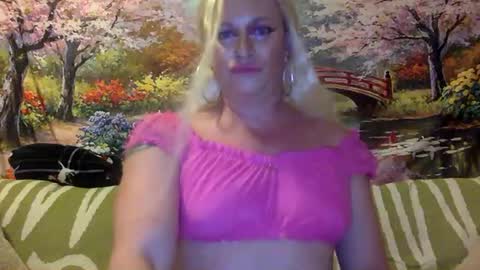 Snapshot of trannymilfcumslut chatting on February 17, 9:24 am TrannyCumSlut online show from February 17, 9:24 am