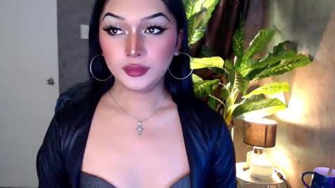 Snapshot of transbadassx chatting on December 10, 1:43 am CLEOPATHRA online show from December 10, 1:43 am