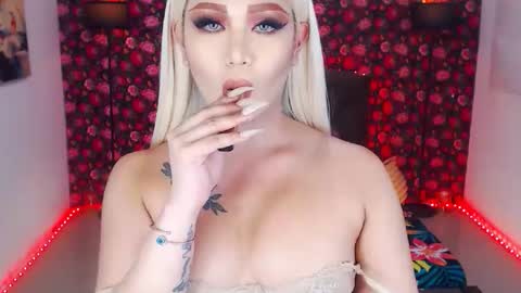 KYLIE BELLA  TS online show from April 18, 7:58 pm