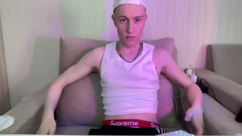 Snapshot of travis_gracile chatting on April 10, 3:23 am Travis online show from April 10, 3:23 am