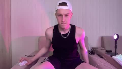 Snapshot of travis_gracile chatting on April 13, 9:15 am Travis online show from April 13, 9:15 am