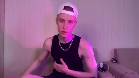 Snapshot of travis_gracile chatting on April 19, 9:30 am Travis online show from April 19, 9:30 am