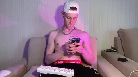 Snapshot of travis_gracile chatting on April 20, 9:12 am Travis online show from April 20, 9:12 am