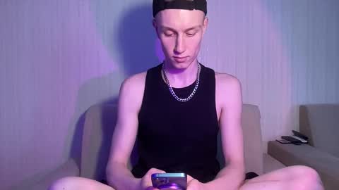 Snapshot of travis_gracile chatting on April 21, 9:15 am Travis online show from April 21, 9:15 am
