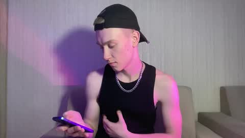 Snapshot of travis_gracile chatting on April 23, 9:19 am Travis online show from April 23, 9:19 am