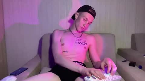 Snapshot of travis_gracile chatting on April 23, 12:29 pm Travis online show from April 23, 12:29 pm