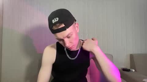 Snapshot of travis_gracile chatting on April 24, 9:34 am Travis online show from April 24, 9:34 am