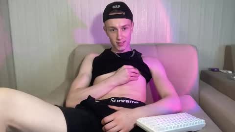 Snapshot of travis_gracile chatting on April 25, 8:28 am Travis online show from April 25, 8:28 am