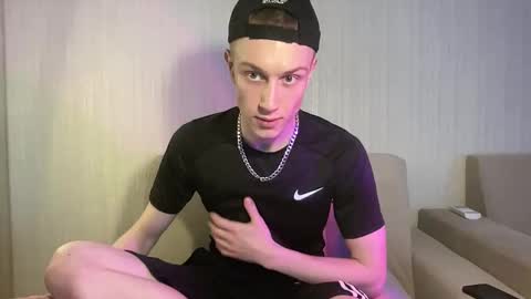 Snapshot of travis_gracile chatting on April 28, 9:14 am Travis online show from April 28, 9:14 am