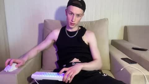 Snapshot of travis_gracile chatting on May 2, 9:36 am Travis online show from May 2, 9:36 am