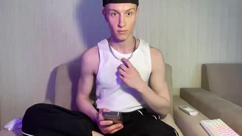 Snapshot of travis_gracile chatting on May 5, 10:34 am Travis online show from May 5, 10:34 am