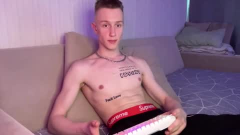 Snapshot of travis_gracile chatting on May 6, 9:36 am Travis online show from May 6, 9:36 am