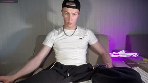 Snapshot of travis_gracile chatting on June 19, 9:02 am Travis online show from June 19, 9:02 am
