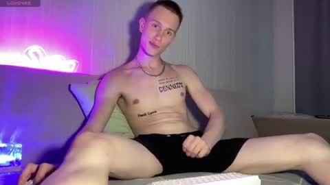 Snapshot of travis_gracile chatting on July 7, 2:43 pm Travis online show from July 7, 2:43 pm