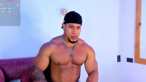 Snapshot of travis_lenox_ chatting on June 21, 2:25 am Travis online show from June 21, 2:25 am