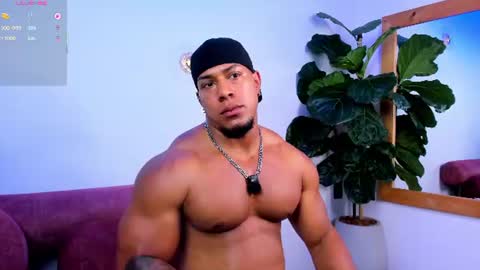 Snapshot of travis_lenox_ chatting on July 29, 11:47 pm Travis online show from July 29, 11:47 pm