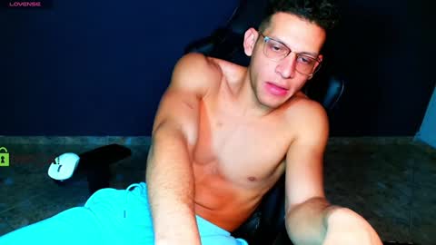 Snapshot of travisdiamonds chatting on January 30, 1:00 am TRAVIS. online show from January 30, 1:00 am