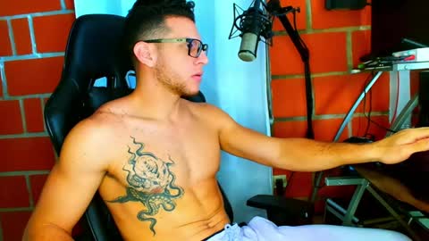 Snapshot of travisdiamonds chatting on May 4, 12:23 pm TRAVIS. online show from May 4, 12:23 pm