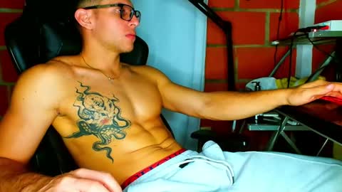 Snapshot of travisdiamonds chatting on June 7, 2:05 am TRAVIS. online show from June 7, 2:05 am