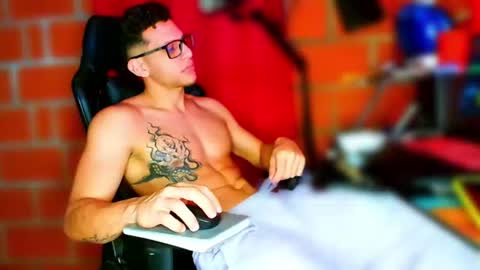 Snapshot of travisdiamonds chatting on August 4, 2:08 pm TRAVIS. online show from August 4, 2:08 pm
