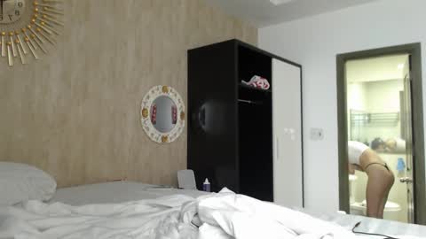 Sarah And Jon online show from December 5, 2:42 am