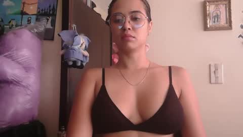 triana_bell online show from April 28, 5:40 pm
