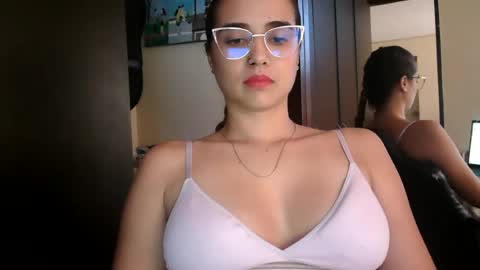 Snapshot of triana_bell chatting on July 22, 9:17 pm triana_bell online show from July 22, 9:17 pm