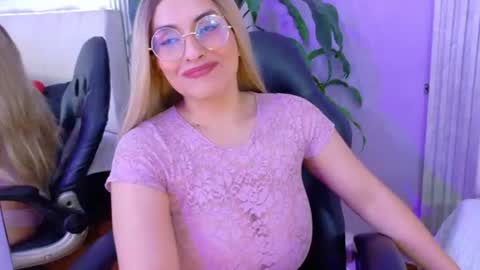 Snapshot of triana_crimson chatting on July 18, 12:04 am triana_crimson online show from July 18, 12:04 am