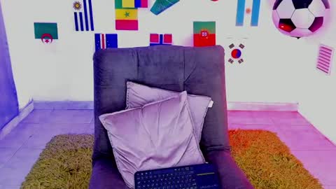 Snapshot of triiangel_latinboy chatting on July 17, 12:23 pm Johan online show from July 17, 12:23 pm