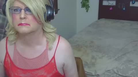 Snapshot of trinasvede chatting on September 28, 3:01 am Trina Tushy Deluxe online show from September 28, 3:01 am