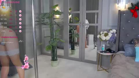 Snapshot of trisha_winslet chatting on December 15, 4:48 pm trisha_winslet online show from December 15, 4:48 pm