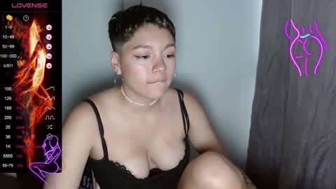 Snapshot of trixie_tangg chatting on February 2, 11:00 pm Kitty online show from February 2, 11:00 pm