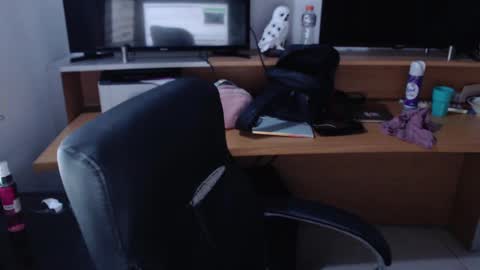 Snapshot of trixxiee_ chatting on December 16, 2:25 am trixxiee_ online show from December 16, 2:25 am