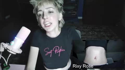 Snapshot of trixyrose chatting on October 15, 3:17 am RixyRose online show from October 15, 3:17 am
