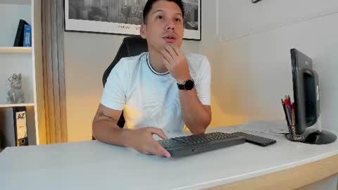 Snapshot of troy_evanss chatting on August 2, 5:17 am Troy online show from August 2, 5:17 am